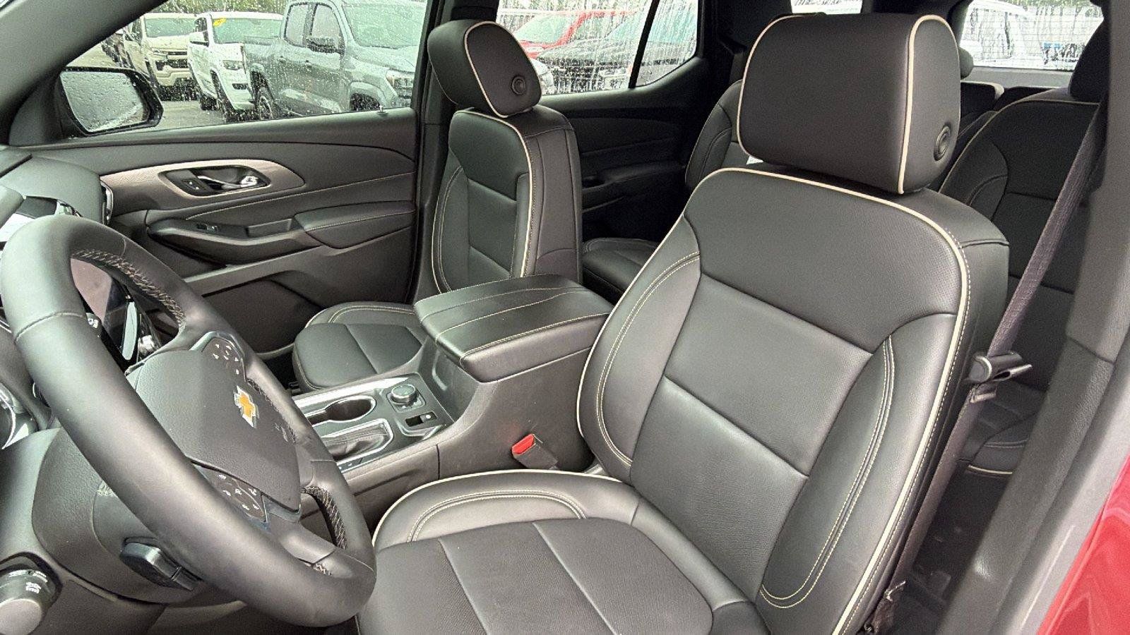 Used 2023 Chevrolet Traverse Premier FWD image 5