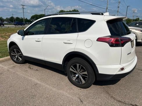 Used 2018 Toyota RAV4 XLE AWD/4WD image 3