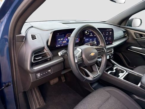 Used 2025 Chevrolet Traverse LT image 9