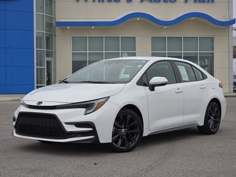 Used 2023 Toyota Corolla SE w/ Carpet Mat Package (TMS) FWD image 2