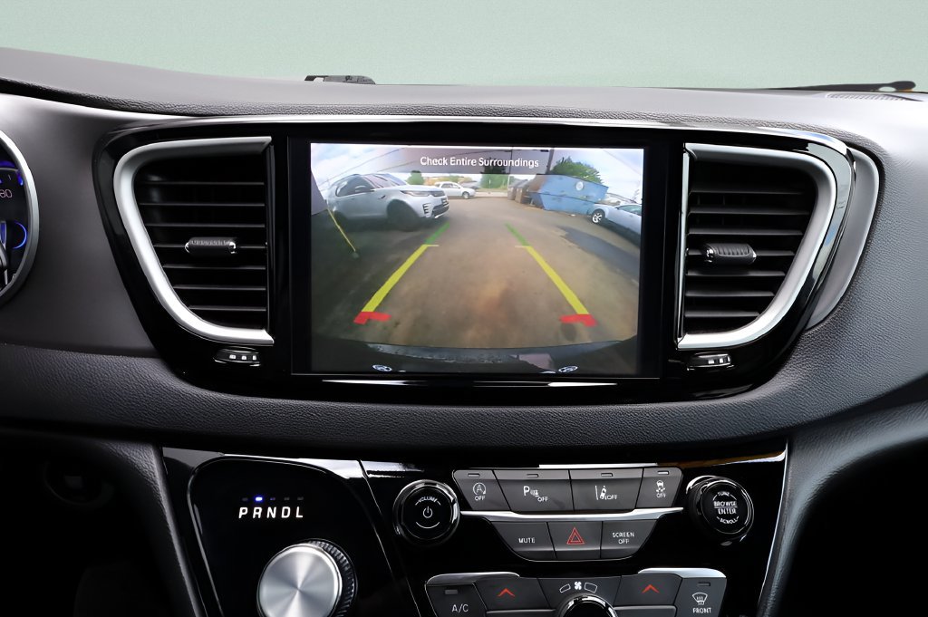 Used 2025 Chrysler Pacifica Select FWD image 40
