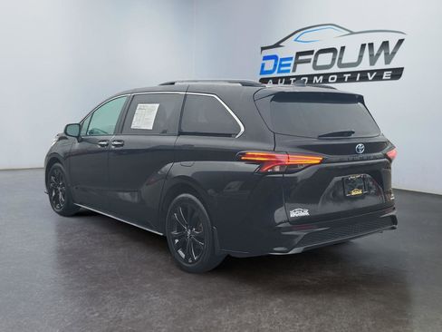 Used 2023 Toyota Sienna XLE image 5