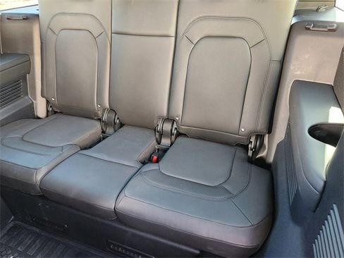 Used 2025 Land Rover Defender 130 X-Dynamic SE image 30