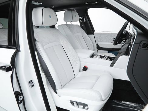 Used 2026 Rolls-Royce Cullinan Black Badge image 18