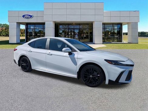 Used 2026 Toyota Camry SE FWD image 1
