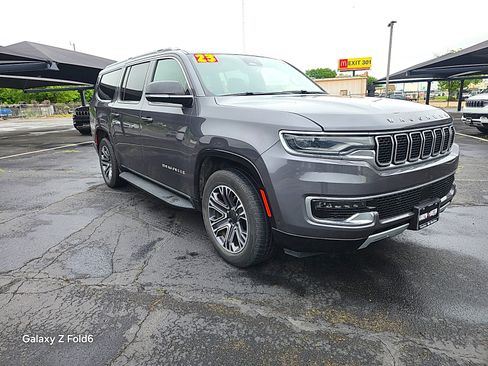 Used 2023 Jeep Wagoneer L Series II RWD image 3
