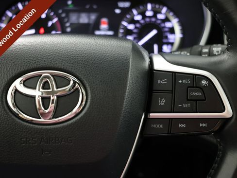 Used 2022 Toyota Highlander XLE AWD/4WD image 31