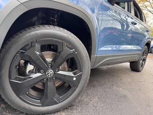 New 2025 Volkswagen Taos SEL image 9
