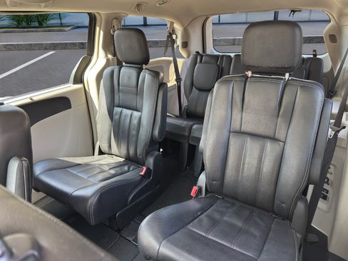 Used 2016 Chrysler Town & Country Touring w/ Driver Convenience Group image 13