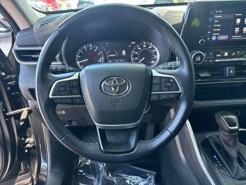 Used 2025 Toyota Highlander LE FWD image 29