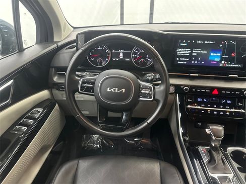 Used 2024 Kia Carnival EX image 24