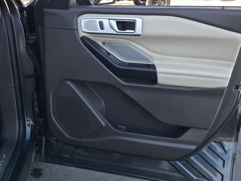 Used 2020 Ford Explorer Platinum w/ Premium Technology Package image 39