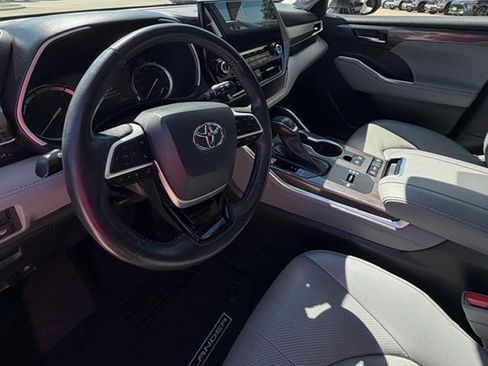 Used 2022 Toyota Highlander Limited image 9