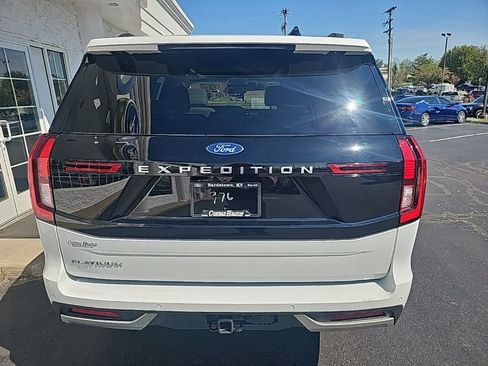 Used 2025 Ford Expedition Platinum w/ Driver's Package AWD/4WD image 5