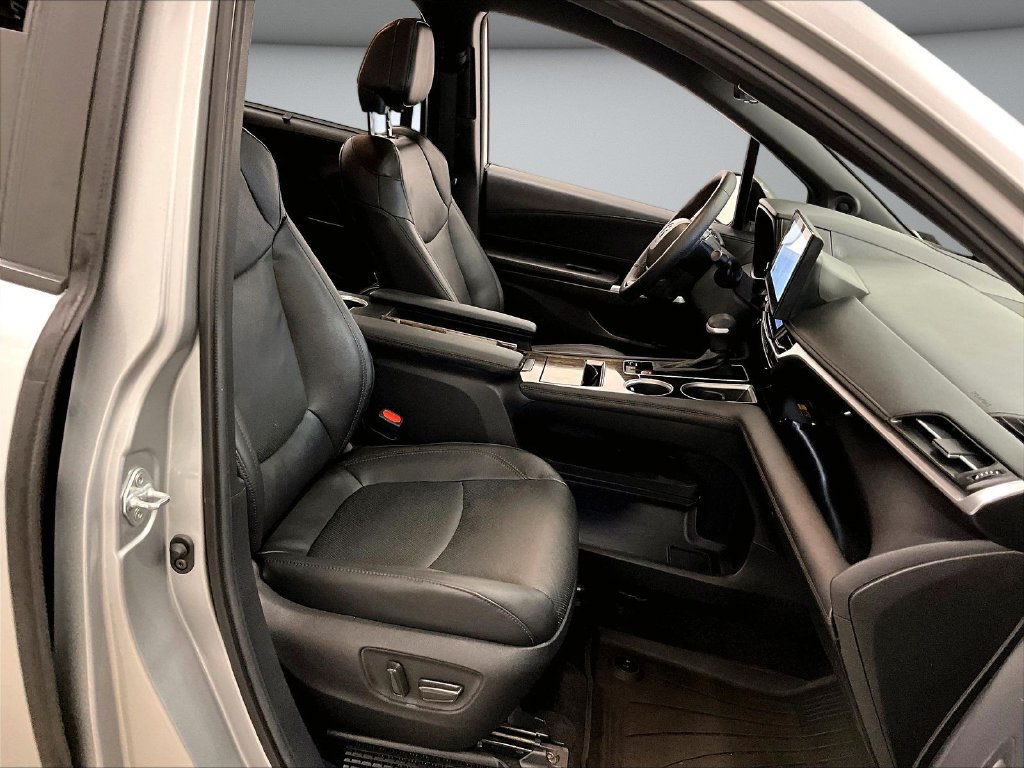 Used 2025 Toyota Sienna Platinum AWD/4WD image 30