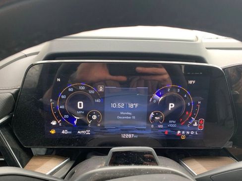 Used 2025 Chevrolet Suburban High Country image 4