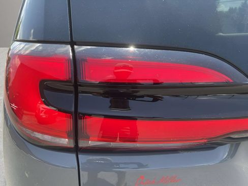 Used 2023 Chrysler Pacifica Touring-L FWD image 34