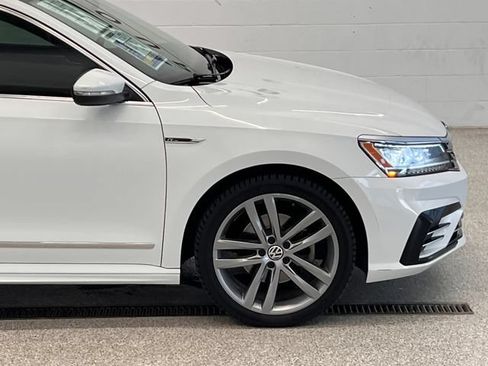 Used 2017 Volkswagen Passat 1.8T R-Line w/ R-Line Lighting Package FWD image 8