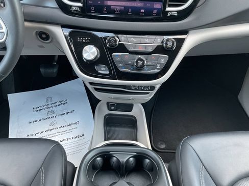 Used 2024 Chrysler Pacifica Touring-L FWD image 16