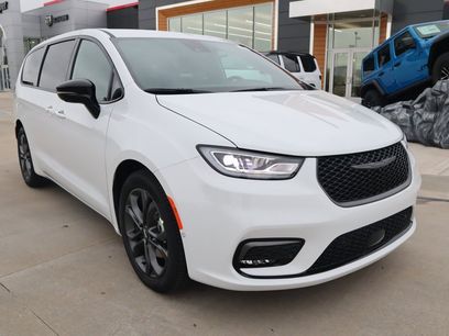 New 2026 Chrysler Pacifica Select