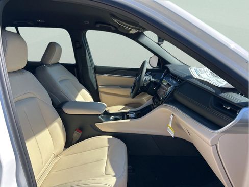 New 2026 Jeep Grand Cherokee Limited RWD image 30