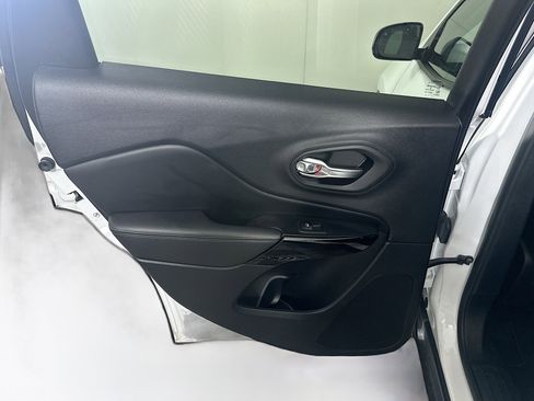 Used 2023 Jeep Cherokee Altitude Lux image 26