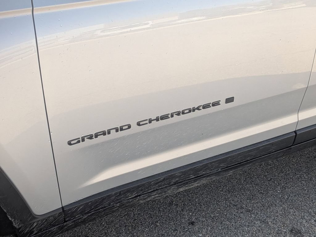 Used 2025 Jeep Grand Cherokee Limited w/ Luxury Tech Group II AWD/4WD image 10