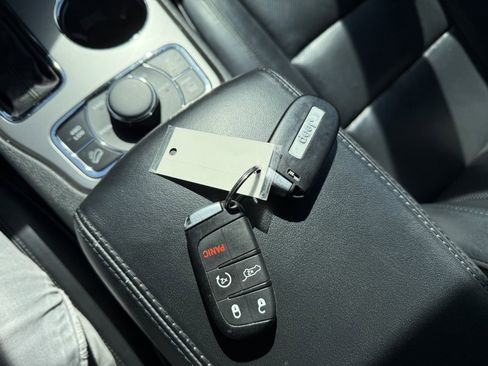 Used 2018 Jeep Grand Cherokee Overland image 36