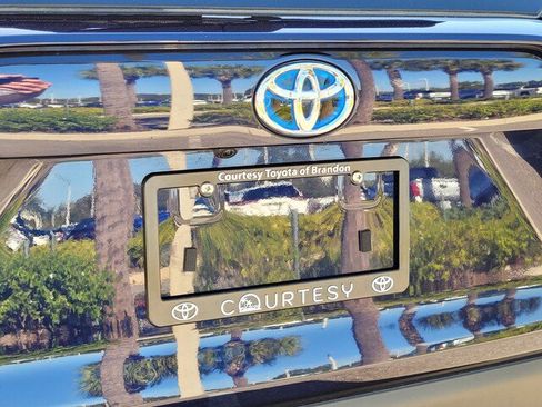 Used 2021 Toyota RAV4 XLE Premium image 11