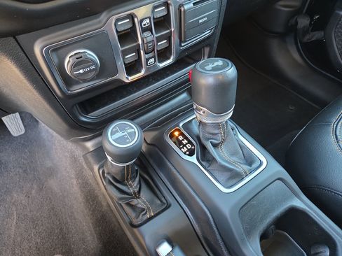 Used 2021 Jeep Wrangler Unlimited Sahara AWD/4WD image 27