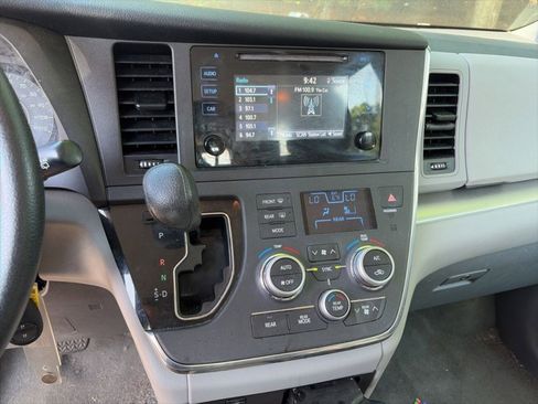 Used 2017 Toyota Sienna L FWD image 17