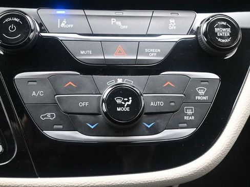 Used 2023 Chrysler Pacifica Touring-L image 20