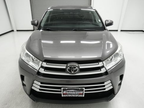 Used 2017 Toyota Highlander XLE AWD/4WD image 2
