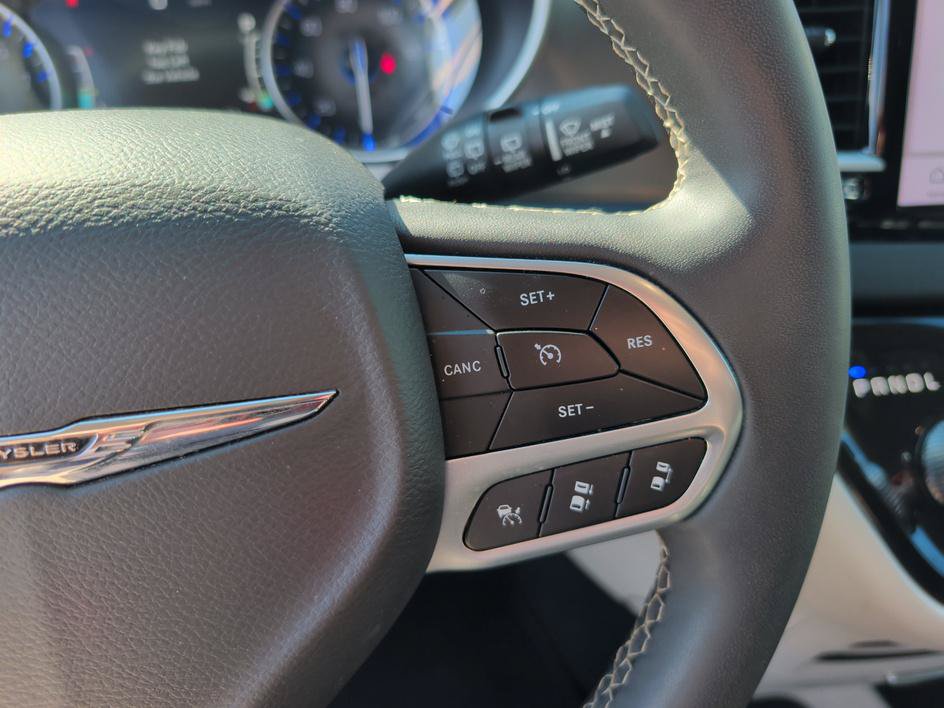 Used 2024 Chrysler Pacifica Touring-L FWD image 20
