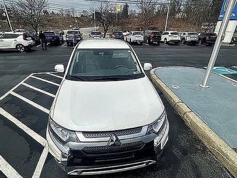 Used 2020 Mitsubishi Outlander SE image 2