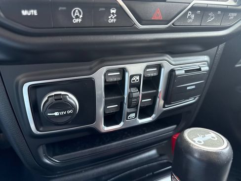Used 2020 Jeep Wrangler Unlimited Sahara AWD/4WD image 27