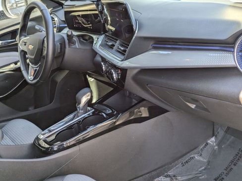 Used 2025 Chevrolet Trax LT w/ LT Convenience Package image 31