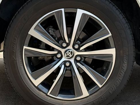 Used 2023 Toyota Venza LE AWD/4WD image 26