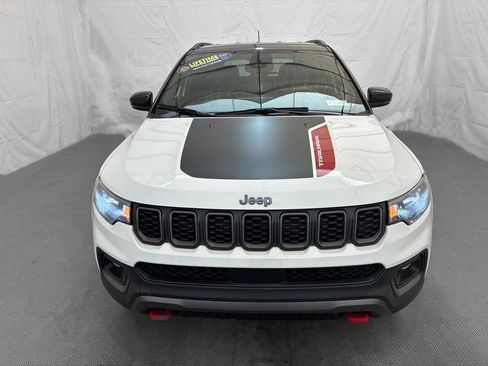 Used 2025 Jeep Compass Trailhawk AWD/4WD image 2