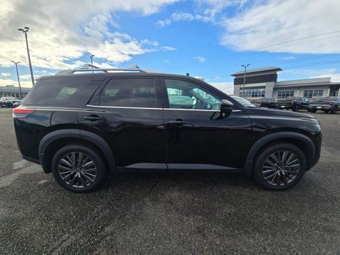 Used 2024 Nissan Pathfinder SL w/ SL Premium Package AWD/4WD image 2