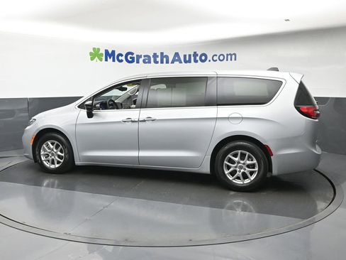 Used 2024 Chrysler Pacifica Touring-L FWD image 24