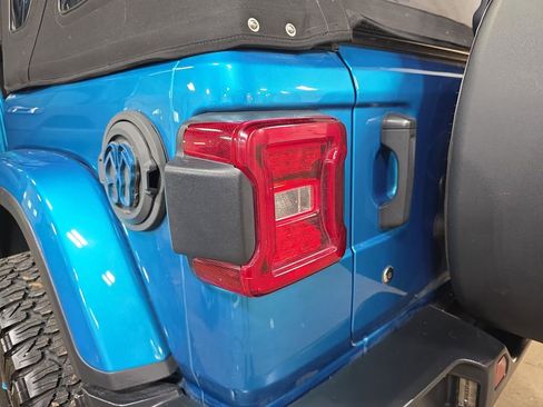 Used 2019 Jeep Wrangler Unlimited Sahara w/ Dual Top Group AWD/4WD image 32