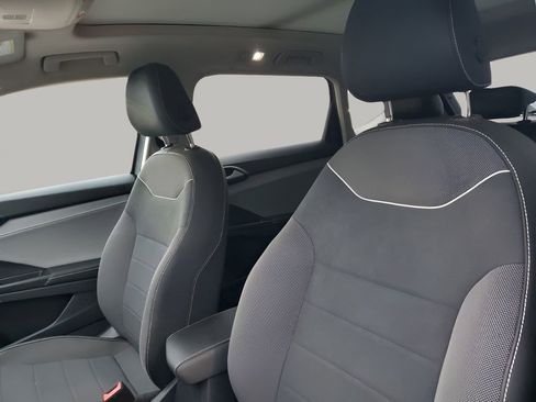 Used 2024 Volkswagen Taos SE w/ Panoramic Sunroof Package image 30