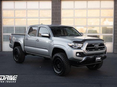 Used 2016 Toyota Tacoma SR5 w/ Towing Package image 2