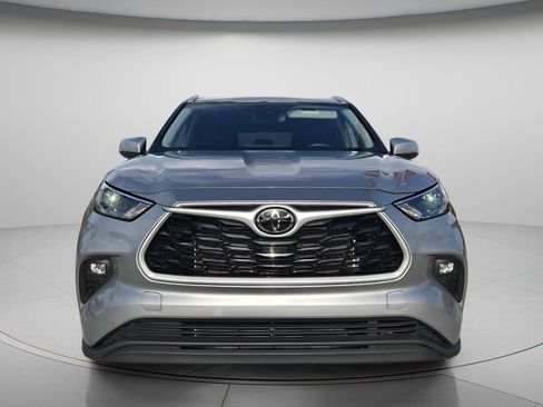 Used 2023 Toyota Highlander XLE image 5