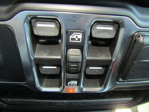 Used 2023 Jeep Gladiator Overland AWD/4WD image 29