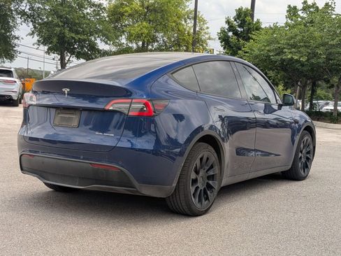 Used 2022 Tesla Model Y Long Range AWD/4WD image 2