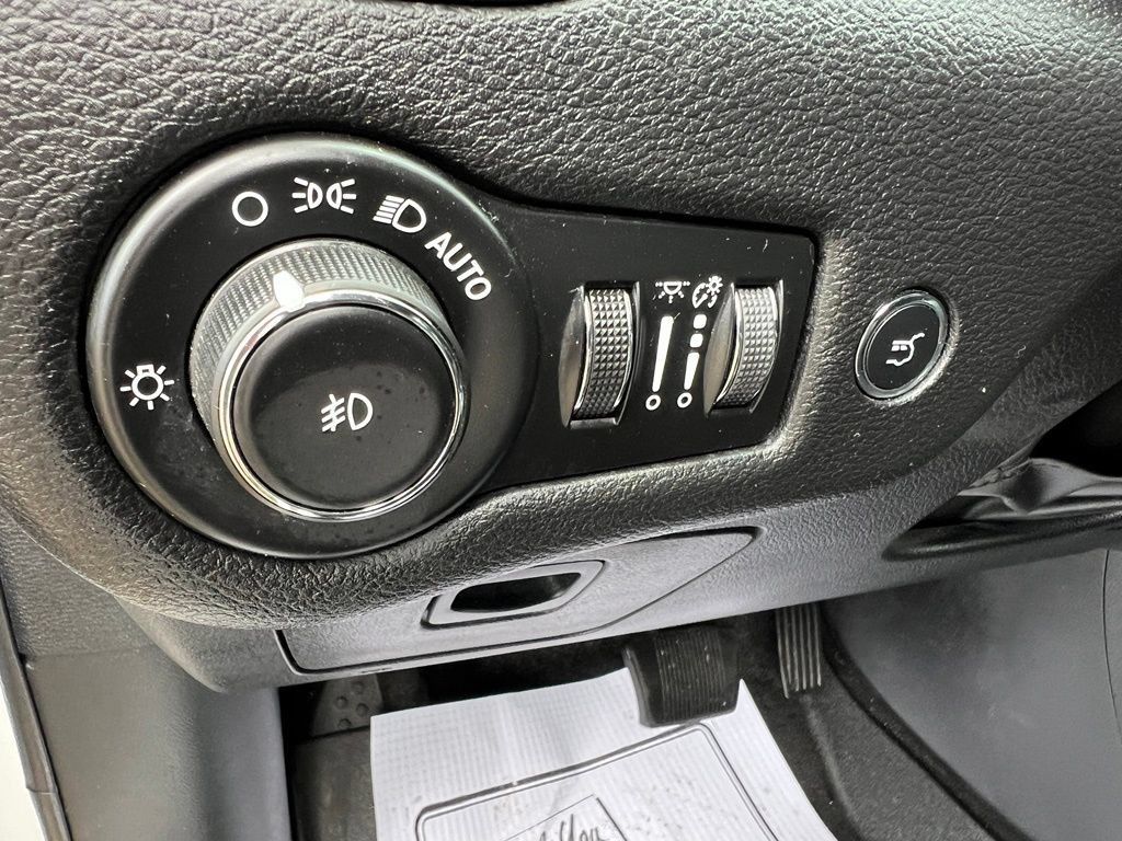 Used 2020 Jeep Cherokee Limited w/ Technology Group AWD/4WD image 29