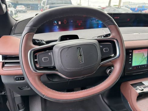 Used 2025 Lincoln Navigator Reserve image 19