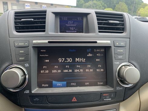 Used 2012 Toyota Highlander SE w/ Tow Pkg FWD image 23